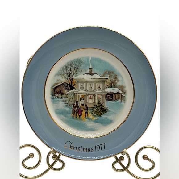 Vintage Avon Christmas 1977 Decorative Plate “Carollers in The Snow” - Picture 1 of 6